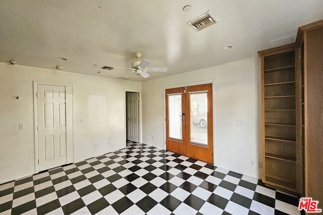 Building Photo - 302 N Griffith Park Dr