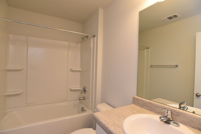 Building Photo - Beautiful Townhome Conveniently Located in The Heart Of Richmond Hill