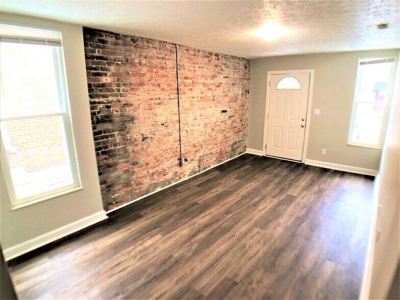 Building Photo - 881 Oak St