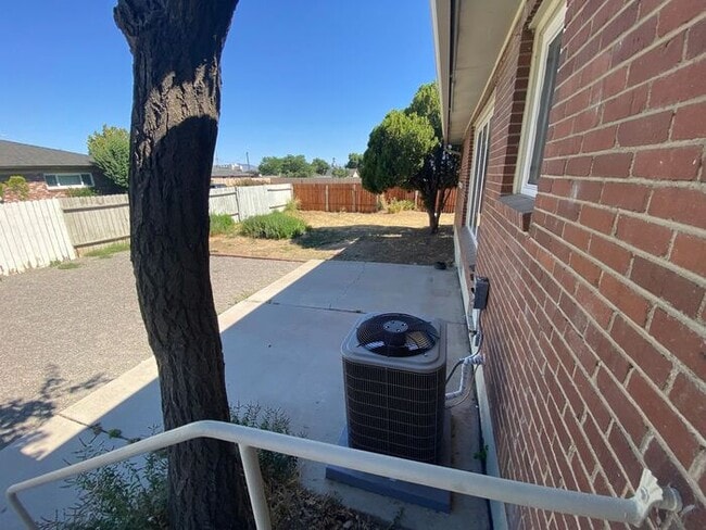 Building Photo - Like Brand New! - Single Story House in North Central Reno
