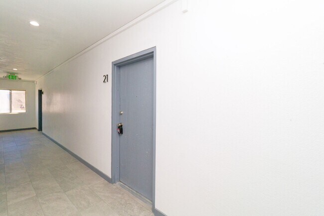Building Photo - Beautiful Studio in Wilmington HALF OFF FI...