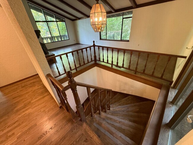 Building Photo - 3 Bed 2.5 Bath in the Heart of Bellevue