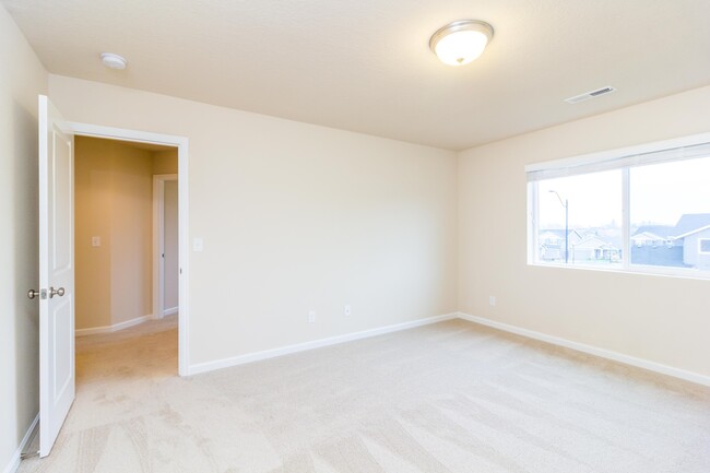 Building Photo - Move In Ready - 5 bedroom 3 Bath Townhome ...