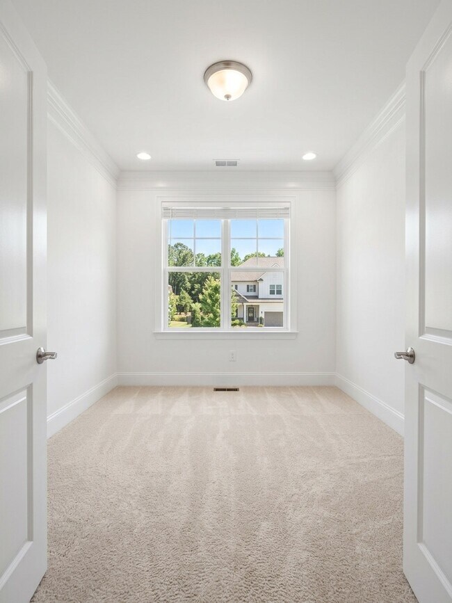 Building Photo - 384 Yardley Ln