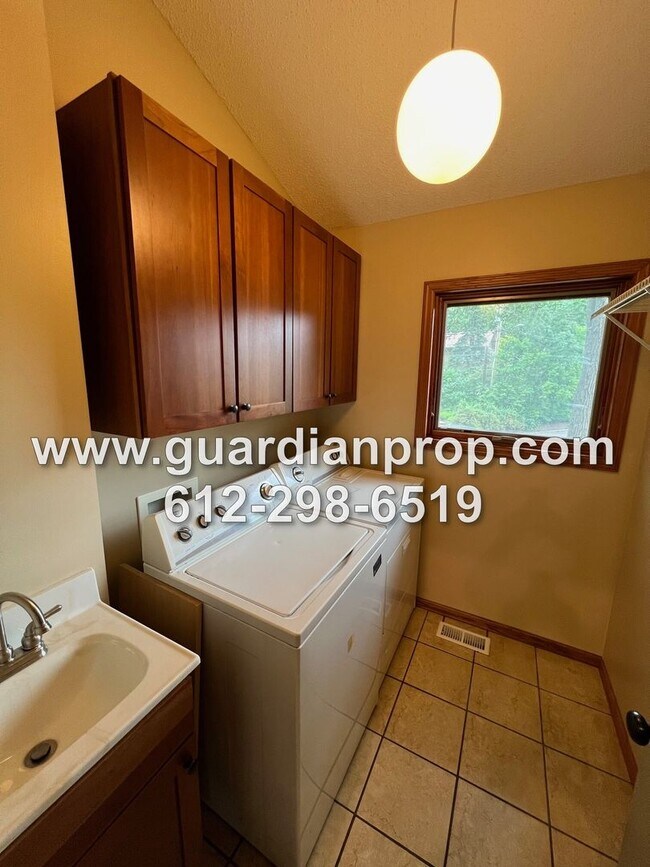 Building Photo - 1158 Summit Ave