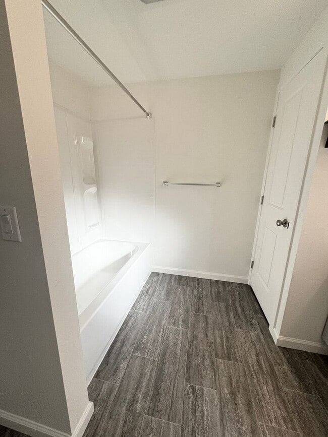Building Photo - 3 Bedroom 2 Bathroom for Rent.