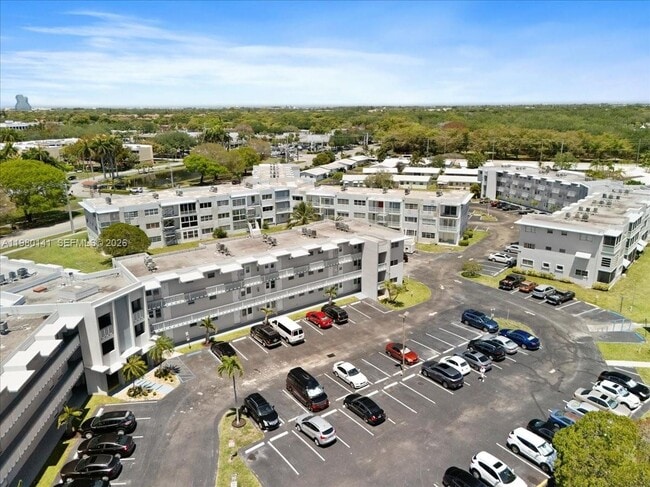 Building Photo - 2200 Park Ln