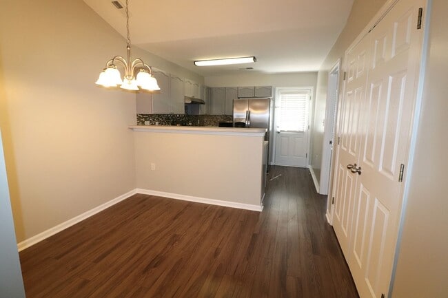 Building Photo - Super Cute 2 bedroom 2 bath townhome In Ro...