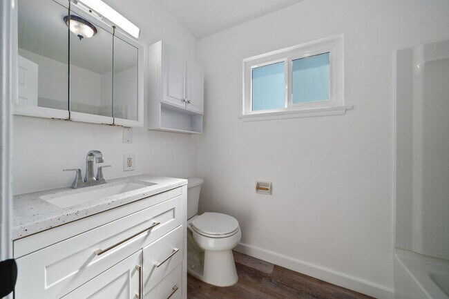 Building Photo - 734 Linden Ave