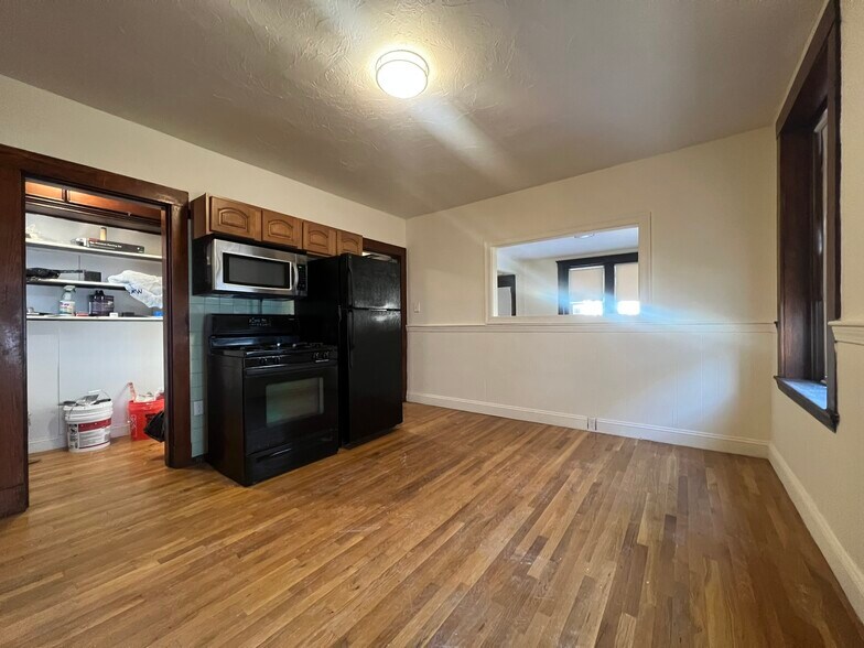 Building Photo - 4 River St