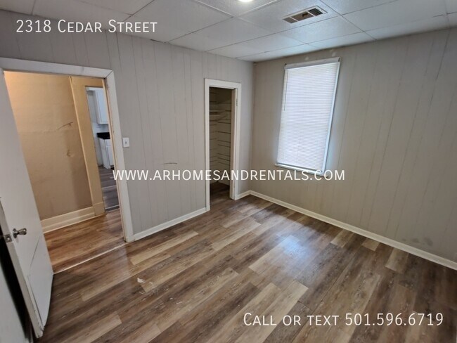 Building Photo - 2318 Cedar Street | $725 | 2 beds, 1 full ...