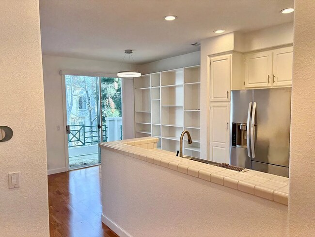 Building Photo - UNIT 102