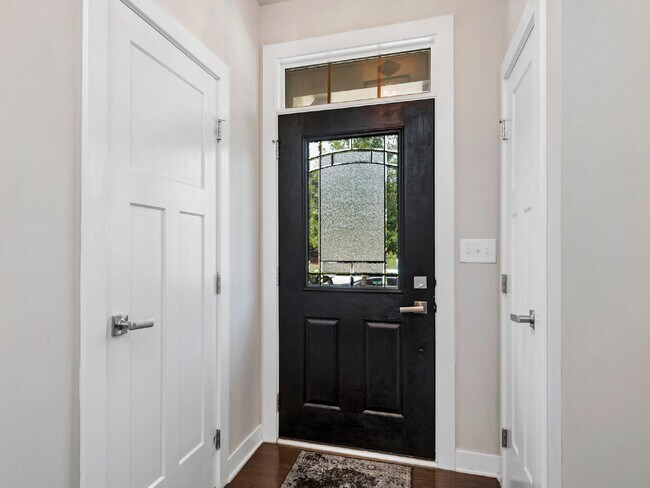 Building Photo - End unit townhome just minutes from uptown!!