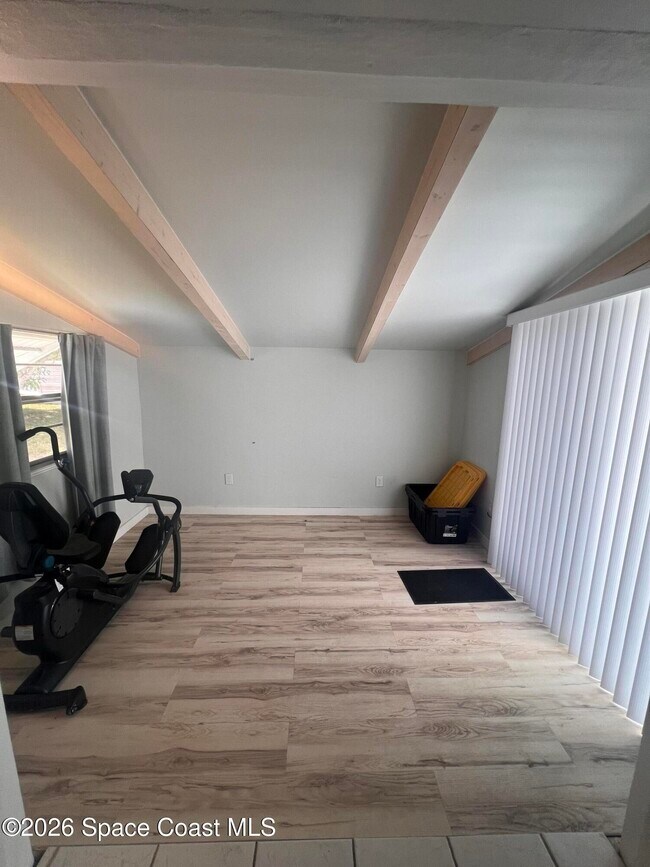 Building Photo - 2407 Lakeview Dr