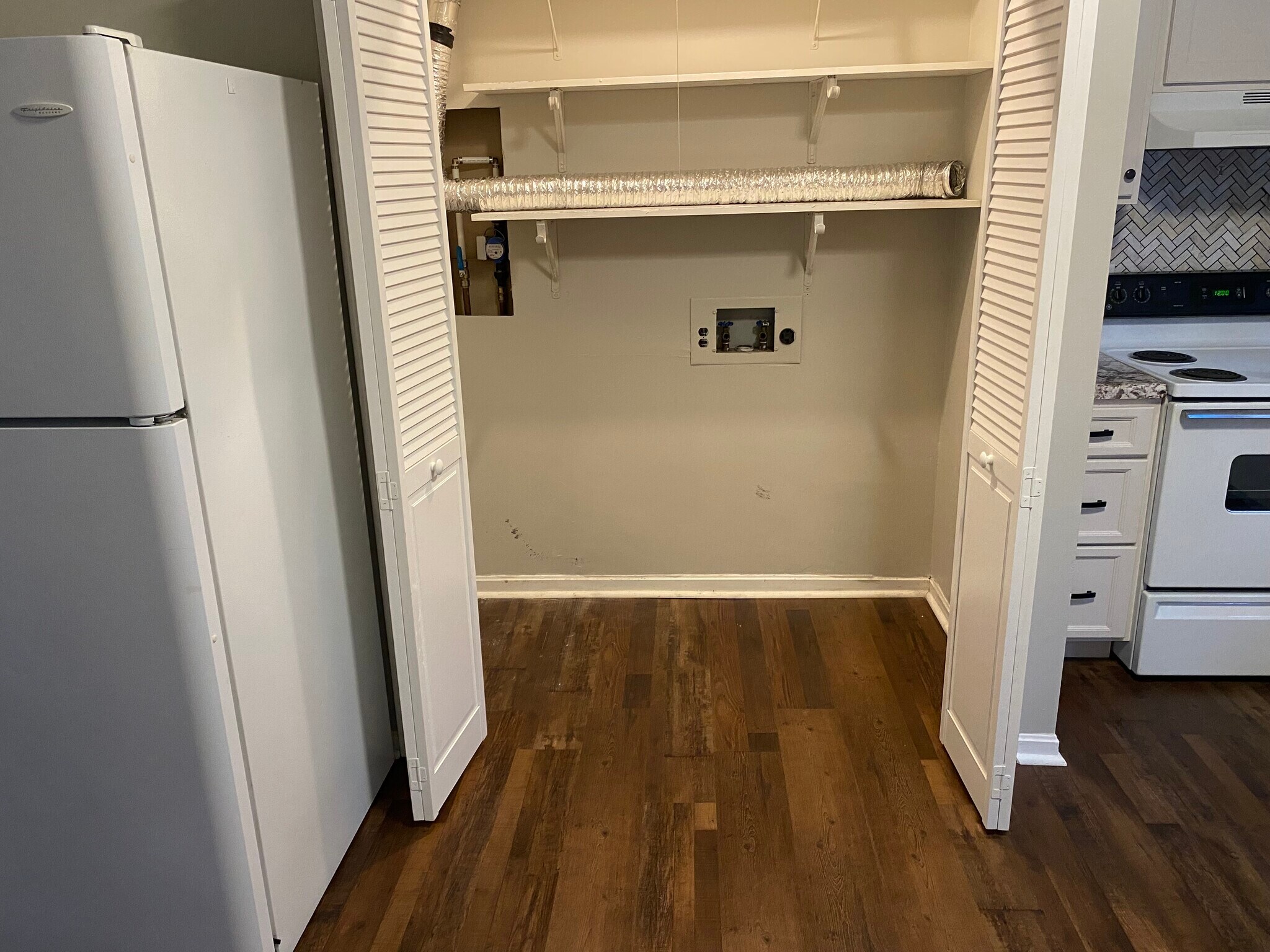 washer & dryer hook ups - 3718 Creekside Ct