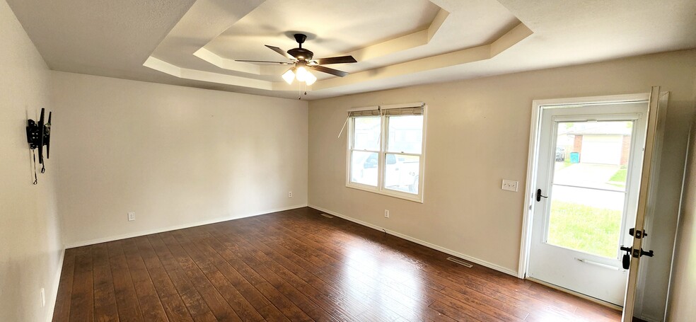Building Photo - 310 S Basswood Ave