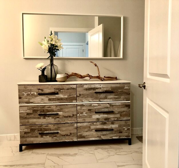 Building Photo - 1901 Summit Ave