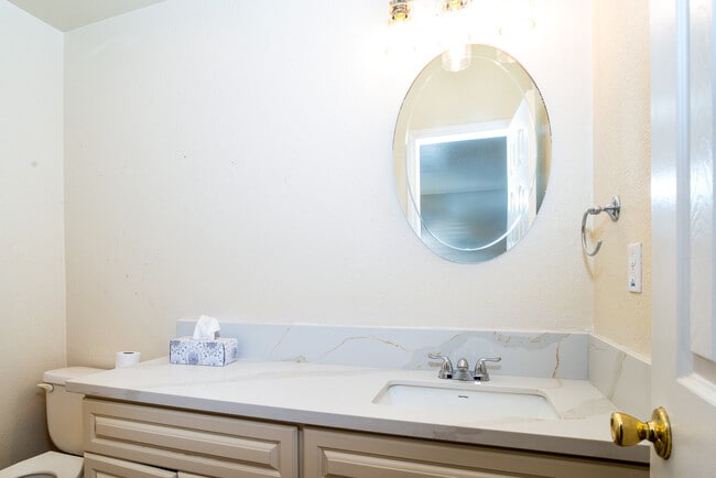 Building Photo - 1908 Broadway St