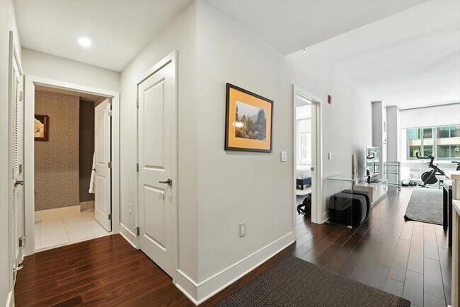 Building Photo - 1100 Maxwell Ln