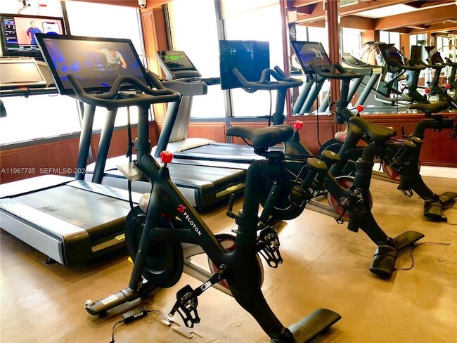 Building Photo - 600 NE 36th St