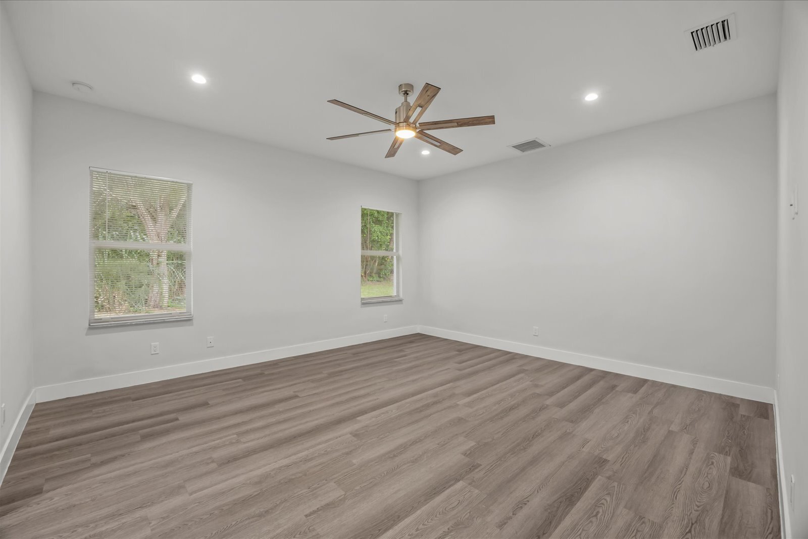 Building Photo - 419 SW Namoit Pl