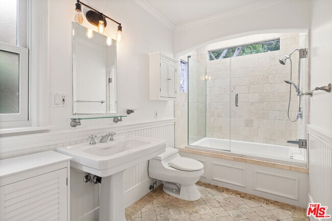Building Photo - 521 Westbourne Dr
