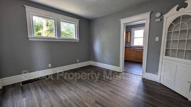 Building Photo - 1115 Maple Ave