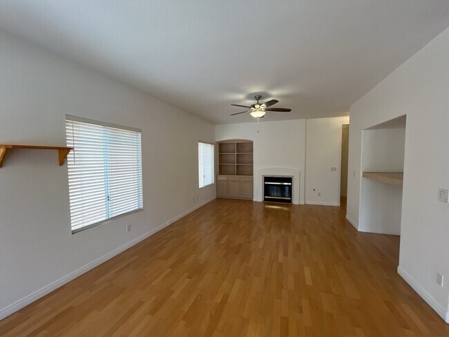 Building Photo - GET READY FOR SUMMER IN THIS BEAUTIFUL 5 BEDROM 3 BATHROOM HOME WITH A STATE OF THE ART APPLIANCE...