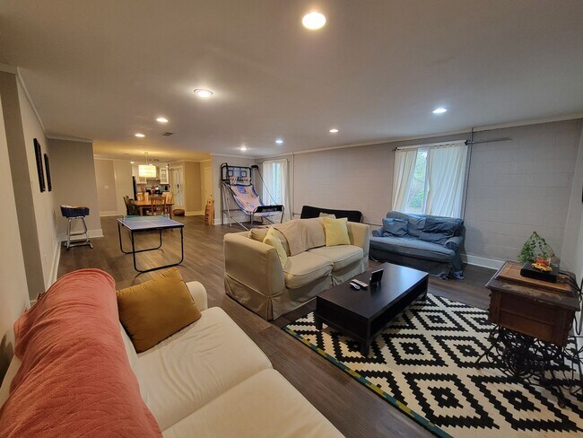 Building Photo - Spacious and newly renovated 3 bed 2 bath ...