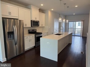 Building Photo - 115 Dickenson Dr