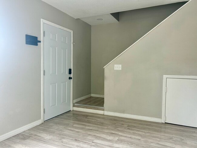 Building Photo - 7195 E Bank Dr