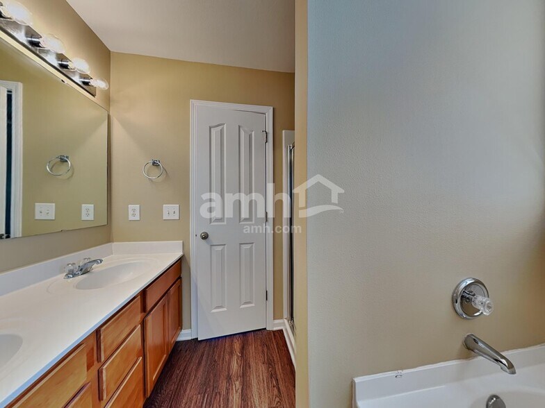 Building Photo - 2524 Ingleside Dr