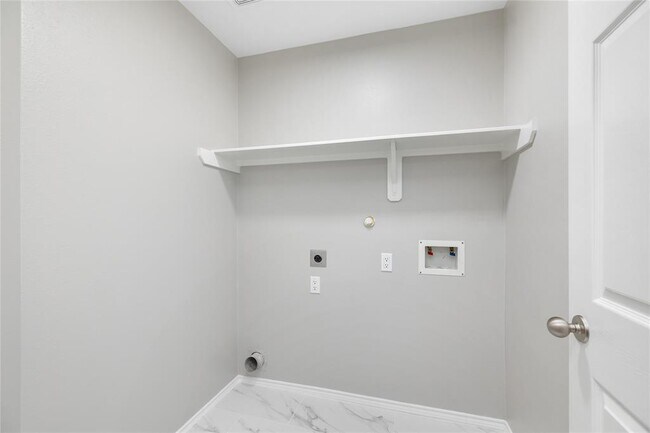 Building Photo - 20231 Niagara Falls Dr