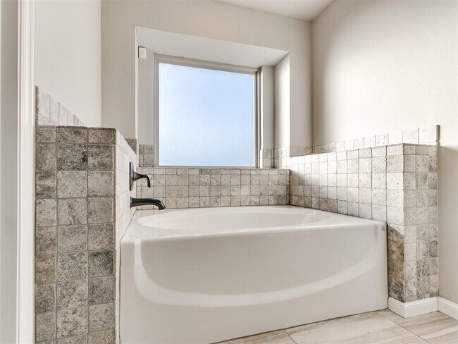 Building Photo - 1751 Huntington Ct