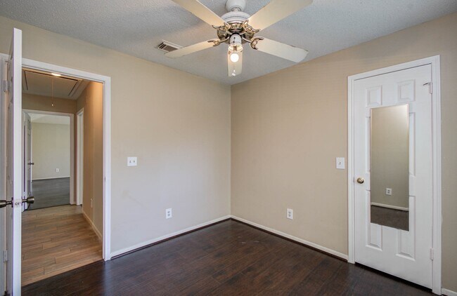 Building Photo - 9430 Halkirk St