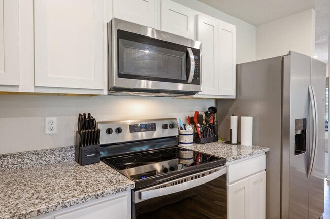 Building Photo - Charming 4-Bed Home in Quiet DeFuniak Spri...