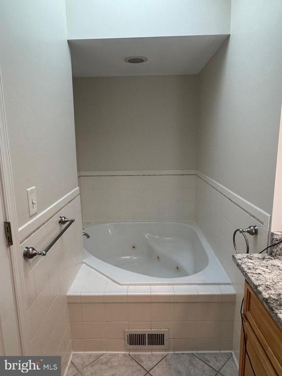 Building Photo - 606 S Belnord Ave