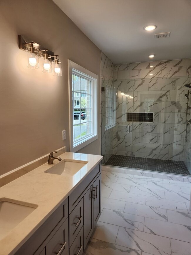 Building Photo - Chesterfield - 5 Bed 3.5 Bath Newer Modern...