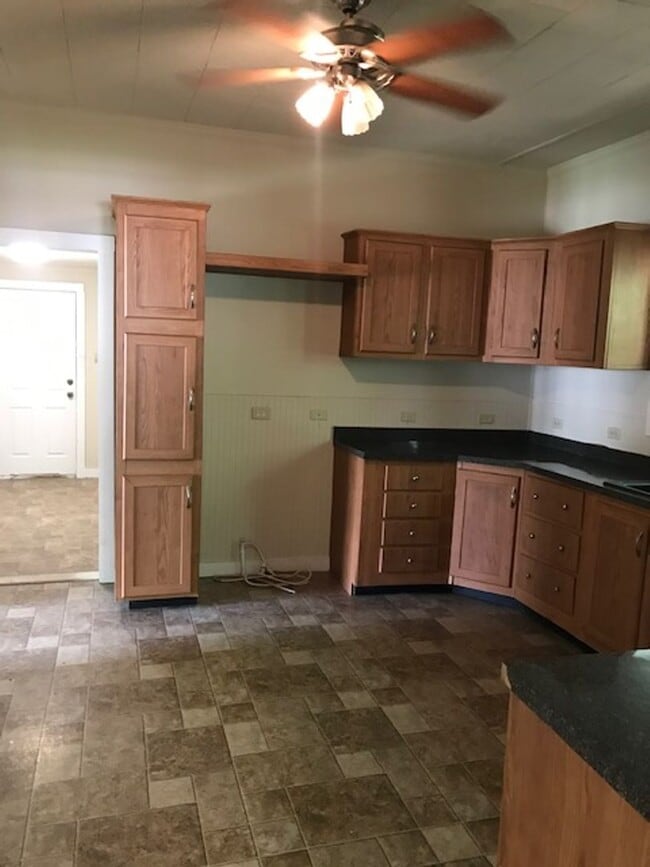 Building Photo - 1004 Ave F