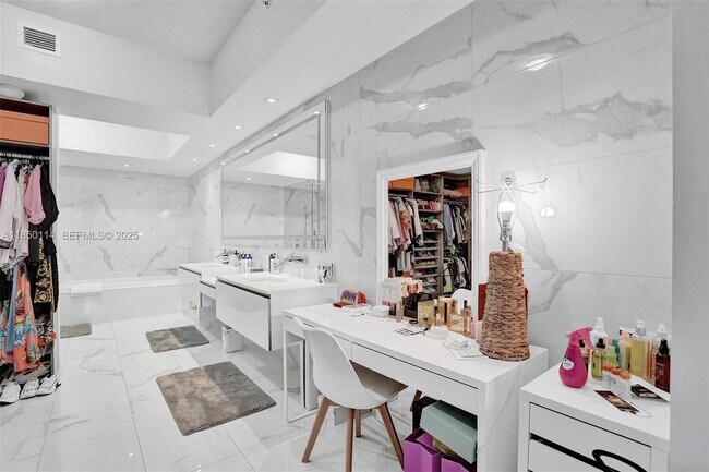 Building Photo - 5000 Island Estates Dr