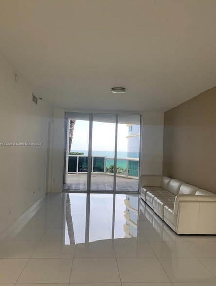 Building Photo - 15811 Collins Ave