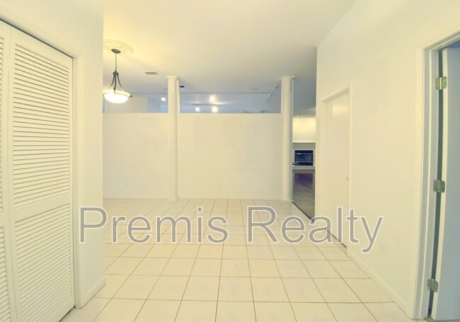 Building Photo - 642 Weathersfield Dr