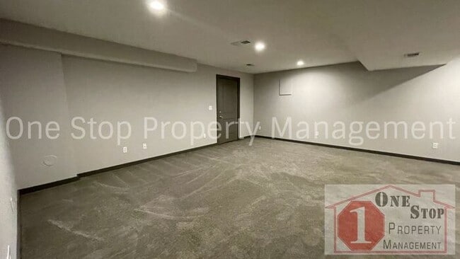 Building Photo - 3 Bedroom, 2.5 Bath Modern Townhome in Nor...