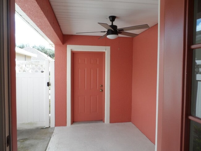 Building Photo - 2 BEDROOM VICTORIA PARK TOWNHOUSE AVAILABL...