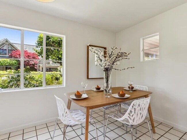 Building Photo - Great 3/2 in Incredible Downtown Location