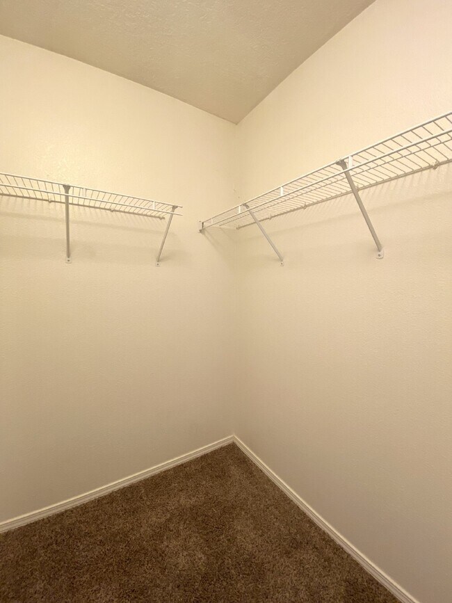 Building Photo - Spacious 3BR/2Bath/2Living - 1 Car Garage