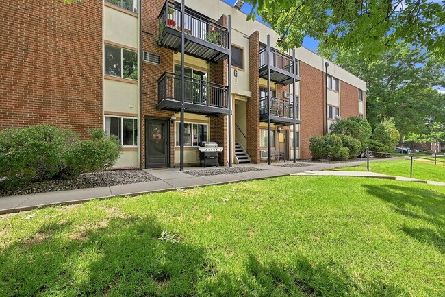 Building Photo - $1,340.95 - 1 Bed, 1 Bath Condo in Denver with In Unit Laundry!