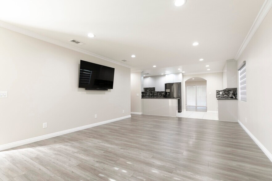 Building Photo - 8215 Saint Clair Ave
