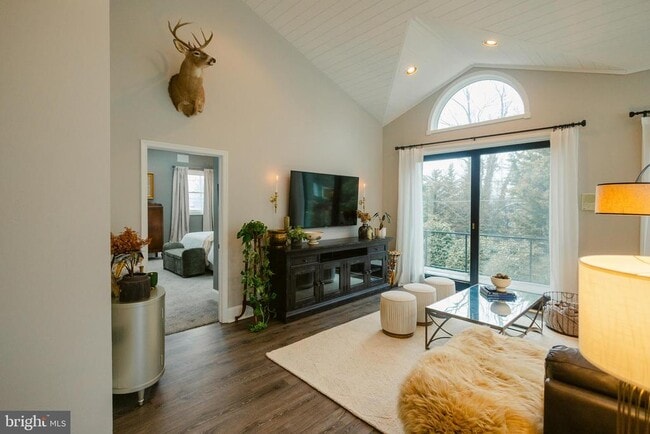 Building Photo - 15841 York Rd