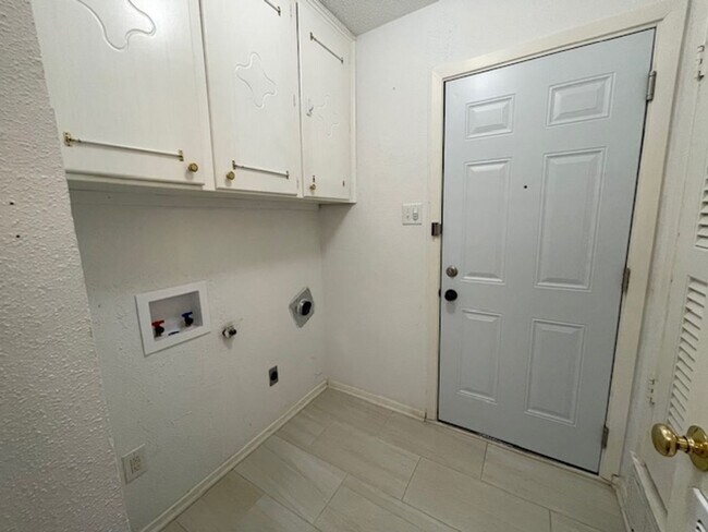 Building Photo - 220 Shady Lake Dr